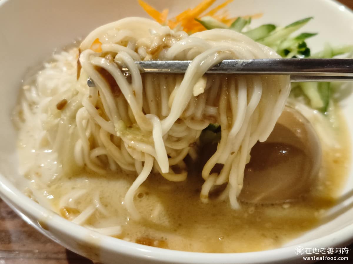 春水堂西湖店 春水堂西湖店菜單 春水堂西湖店推薦 內湖區美食 內湖美食 西湖美食 芝麻的香氣,搭配豆漿,看起來是獨創的,但其實在某些早餐店裡面,就有芝麻豆漿這一種類型的喝法,算是台灣傳統味道的一種創新麵食做法。 @在地老饕阿府