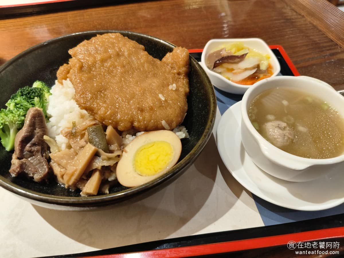 春水堂西湖店 春水堂西湖店菜單 春水堂西湖店推薦 內湖區美食 內湖美食 西湖美食 私房肉排蓋飯 有主餐的肉排飯,旁邊還附上櫻花蝦滷白菜,和金針菇貢丸湯,搭配起來絕對不單調,是賣了很多年的餐點。 @在地老饕阿府