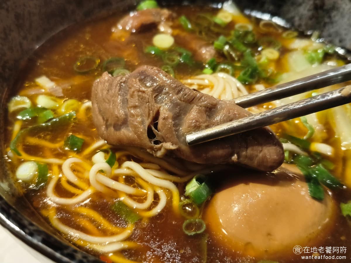 春水堂西湖店 春水堂西湖店菜單 春水堂西湖店推薦 內湖區美食 內湖美食 西湖美食 雖然牛肉的肉質不算非常軟,但不至於乾柴搖動,整體來說,牛肉麵算是中規中矩。 @在地老饕阿府