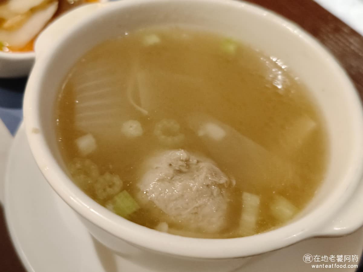 春水堂西湖店 春水堂西湖店菜單 春水堂西湖店推薦 內湖區美食 內湖美食 西湖美食 私房肉排飯,附的湯是金針菇貢丸湯,喝起來非常清爽,貢丸的口感很軟嫩,也還不錯喝。 @在地老饕阿府