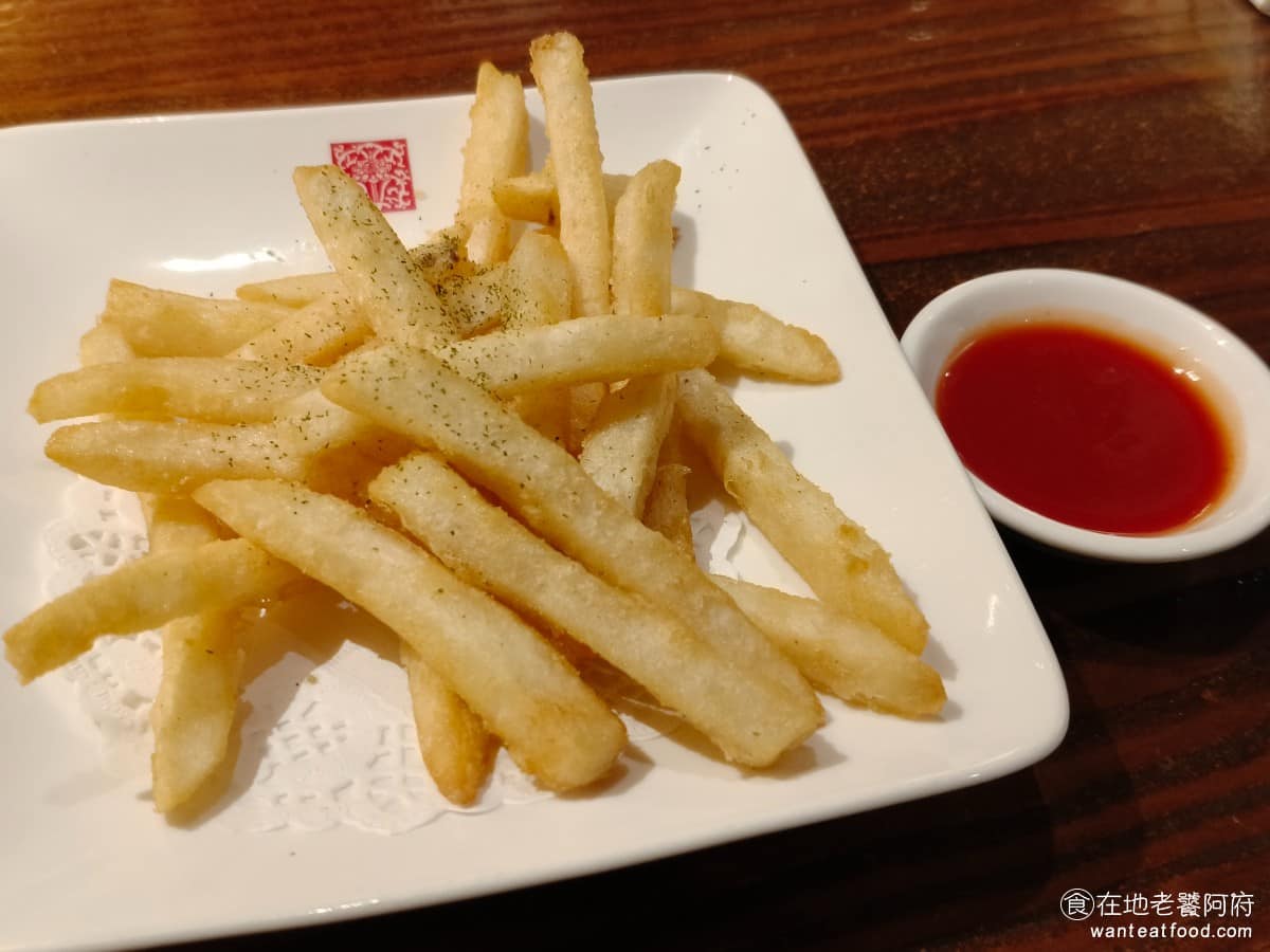 春水堂西湖店 春水堂西湖店菜單 春水堂西湖店推薦 內湖區美食 內湖美食 西湖美食 黃金酥脆薯條 外皮酥脆的薯條,似乎不是現炸出爐的,某些薯條的外皮會有硬塊,吃起來不太舒服,不怎麼推薦。 @在地老饕阿府