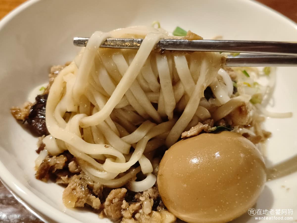 春水堂西湖店 春水堂西湖店菜單 春水堂西湖店推薦 內湖區美食 內湖美食 西湖美食 肉燥偏瘦肉居多,但還是帶點肥肉,所以吃起來可以吃得到一點豬油的香氣。旁邊搭配的豆芽菜和些許的蔥,搭配起來非常的清爽。 @在地老饕阿府