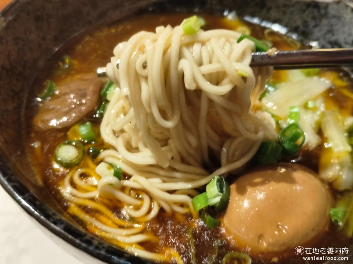 春水堂西湖店 春水堂西湖店菜單 春水堂西湖店推薦 內湖區美食 內湖美食 西湖美食 麵條的份量給得不算多,吃起來也能吃到紅燒的香氣,算是煮的入味。 @在地老饕阿府