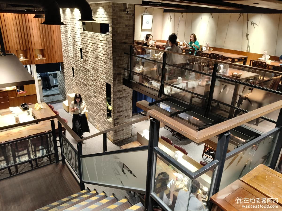 春水堂西湖店 春水堂西湖店菜單 春水堂西湖店推薦 內湖區美食 內湖美食 西湖美食 進門會看到一張能坐十來人的大長桌,每個座位都配有插座,挺符合內湖科技園區的氣息,再往裡走是一般桌位,木頭桌椅,看起來質感不錯。二樓也有座位。 @在地老饕阿府