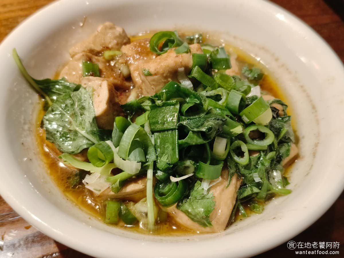 春水堂西湖店 春水堂西湖店菜單 春水堂西湖店推薦 內湖區美食 內湖美食 西湖美食 招牌豆干 醬汁同樣帶有麻油香氣,吃起來有麻油雞滷味的感覺,入味程度不錯,是小點心裡點餐率很高的一道。 @在地老饕阿府