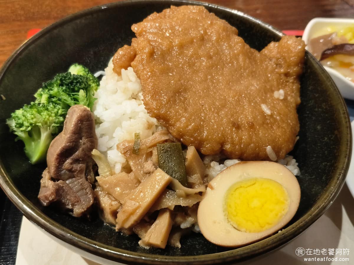 春水堂西湖店 春水堂西湖店菜單 春水堂西湖店推薦 內湖區美食 內湖美食 西湖美食 這道是菜單裡比較讓人失望的一道,肉排非常硬,幾乎咬不動,滷汁也沒有入味,個人是完全不推薦,連便利商店的微波排骨便當,都還好吃很多。 @在地老饕阿府