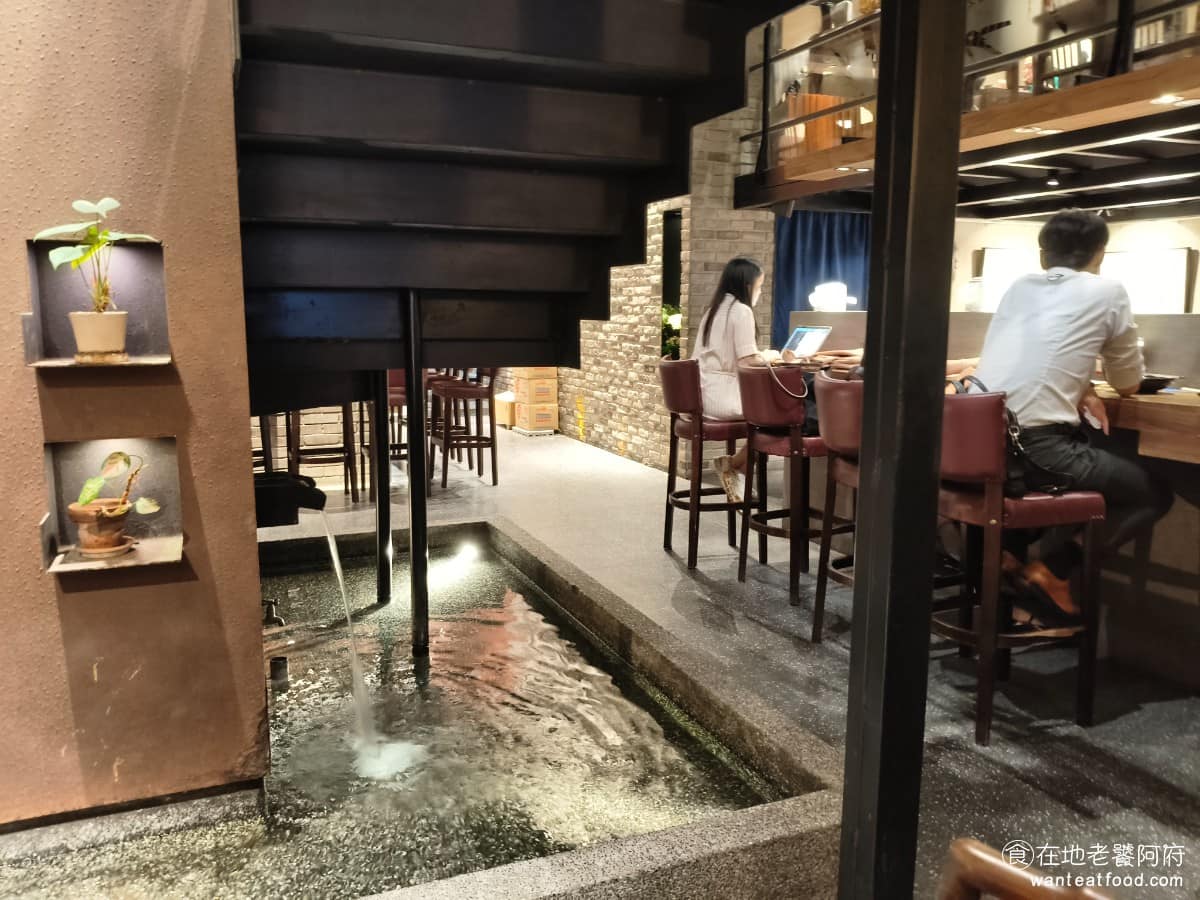 春水堂西湖店 春水堂西湖店菜單 春水堂西湖店推薦 內湖區美食 內湖美食 西湖美食 一樓中央有個水池,沒養魚但流水聲讓用餐的氣氛多了一點靜謐感,二樓有閣樓座位,採光比一樓好、明亮許多,但需要爬樓梯。兩層空間加起來,座位數算有一定規模。 @在地老饕阿府