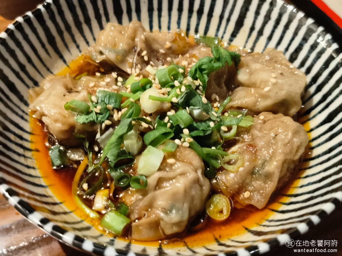 春水堂西湖店 春水堂西湖店菜單 春水堂西湖店推薦 內湖區美食 內湖美食 西湖美食 鮮肉紅油抄手 花椒味非常重,嗆辣感明顯,吃起來刺激,喜歡重口味、麻辣的人可以嘗試,但對花椒敏感的人要留意。 @在地老饕阿府