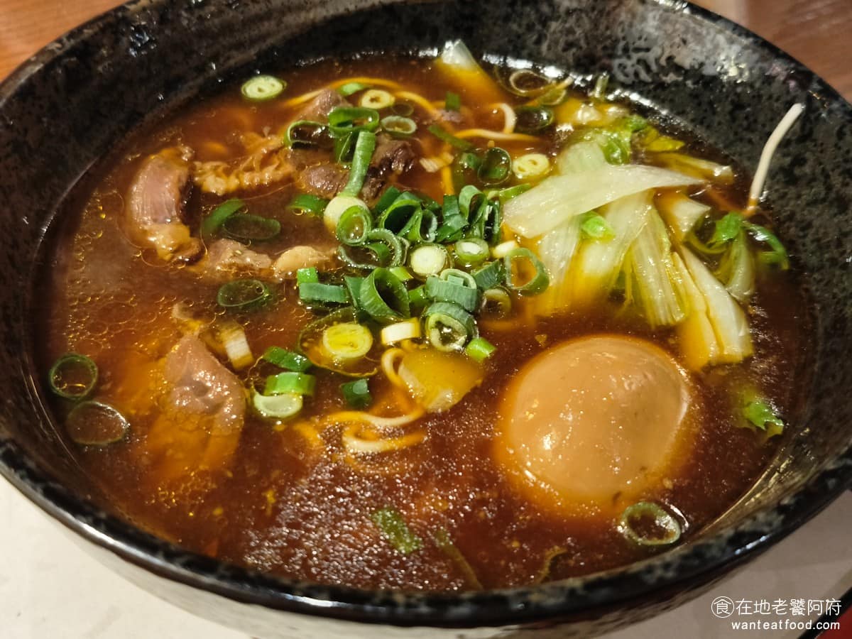 春水堂西湖店 春水堂西湖店菜單 春水堂西湖店推薦 內湖區美食 內湖美食 西湖美食 御品牛肉麵 牛肉軟嫩湯頭走清爽、微辣路線,不會太重口味,喜歡清湯型牛肉麵的人應該會喜歡,不喜歡濃厚紅燒的話,這碗更適合。 @在地老饕阿府