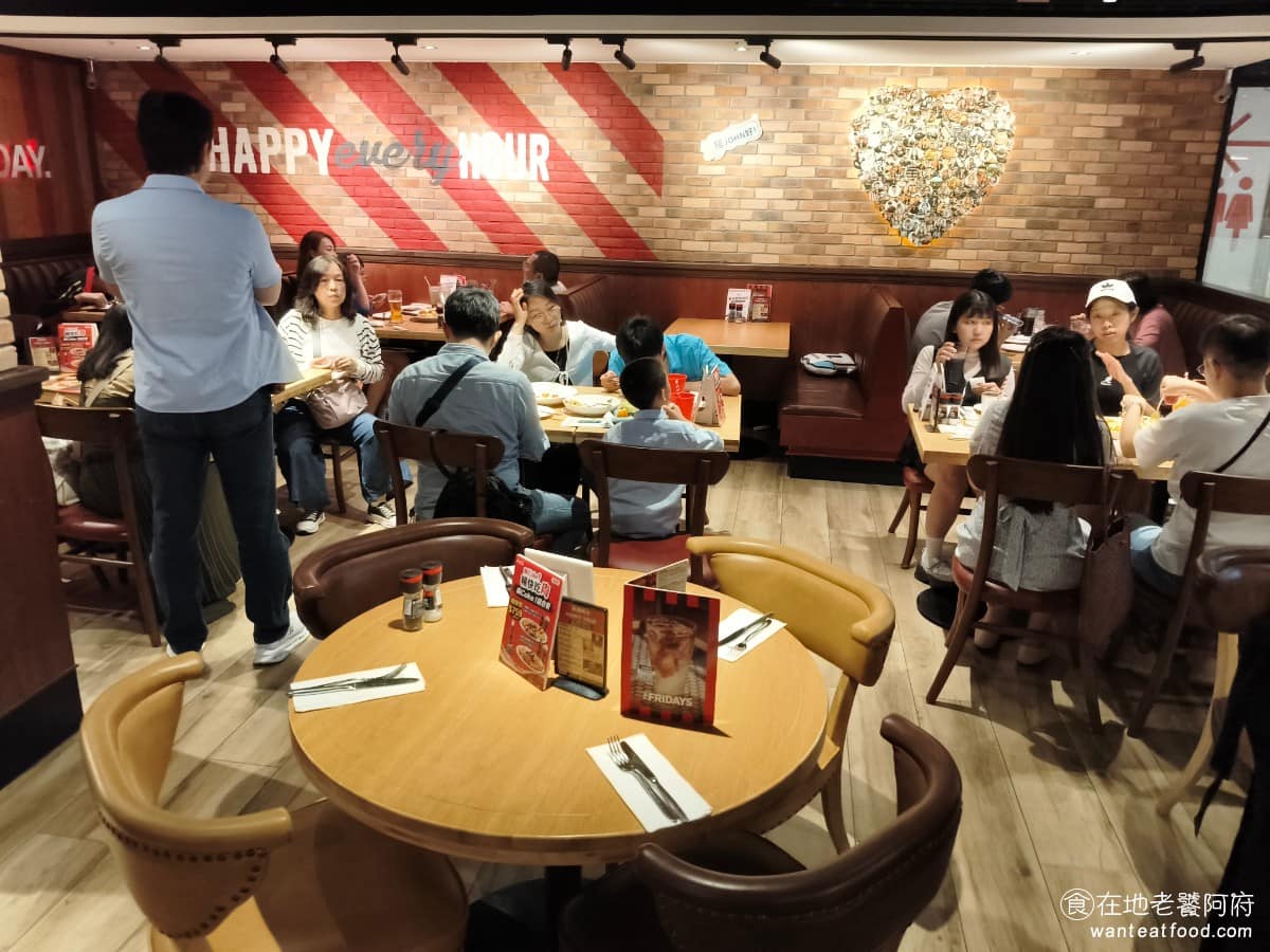 星期五美式餐廳宏匯餐廳 星期五美式餐廳宏匯餐廳菜單 星期五美式餐廳宏匯餐廳推薦 新莊區美食 座位規劃得蠻寬敞,坐起來不會太擁擠,也有很多沙發區的座位。只是人多的時候,偶爾會覺得有點悶。 @在地老饕阿府