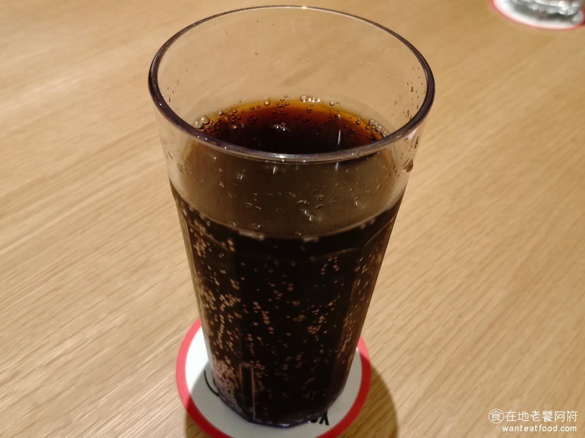 星期五美式餐廳宏匯餐廳 星期五美式餐廳宏匯餐廳菜單 星期五美式餐廳宏匯餐廳推薦 新莊區美食 可樂 可樂可以無限續杯,這點很不錯,只不過快打烊的時候,氣泡感會變弱,可樂的味道也會越喝越淡。 @在地老饕阿府