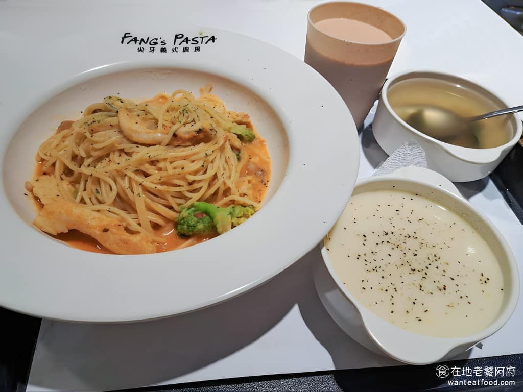 尖牙義式廚房桃園台茂店 美食