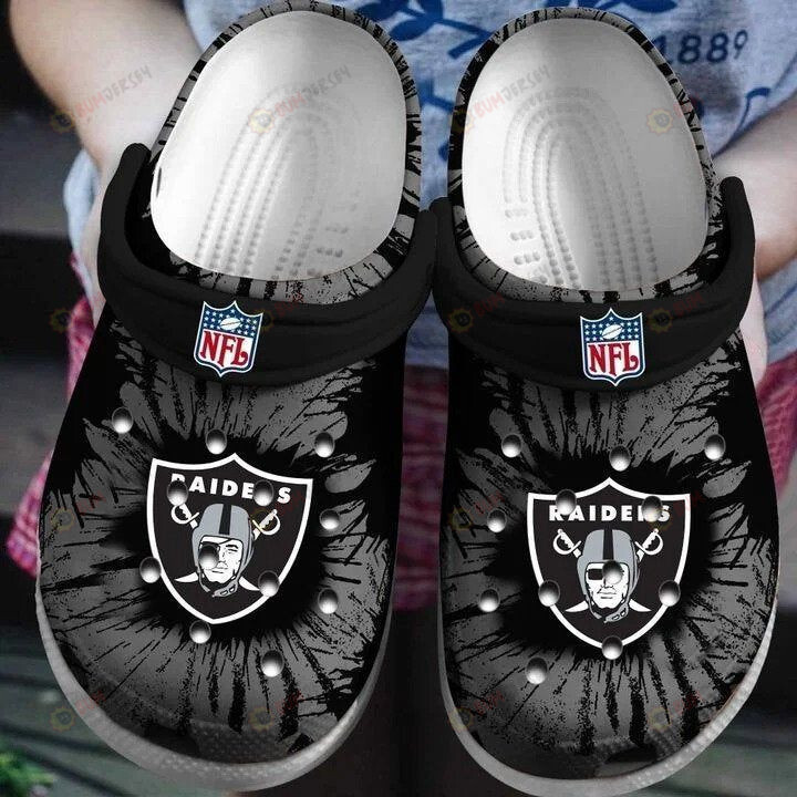 Las Vegas Raiders Logo Pattern Crocs Classic Clogs Shoes In Grey & Black – Aop Clog