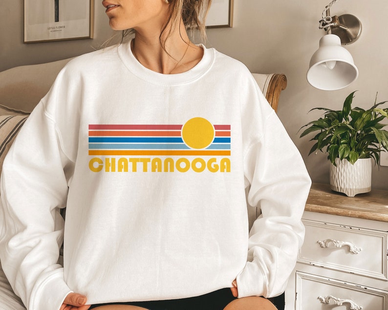 Chattanooga, Tennessee Sweatshirt – Retro Sunrise Unisex Chattanooga Sweatshirt