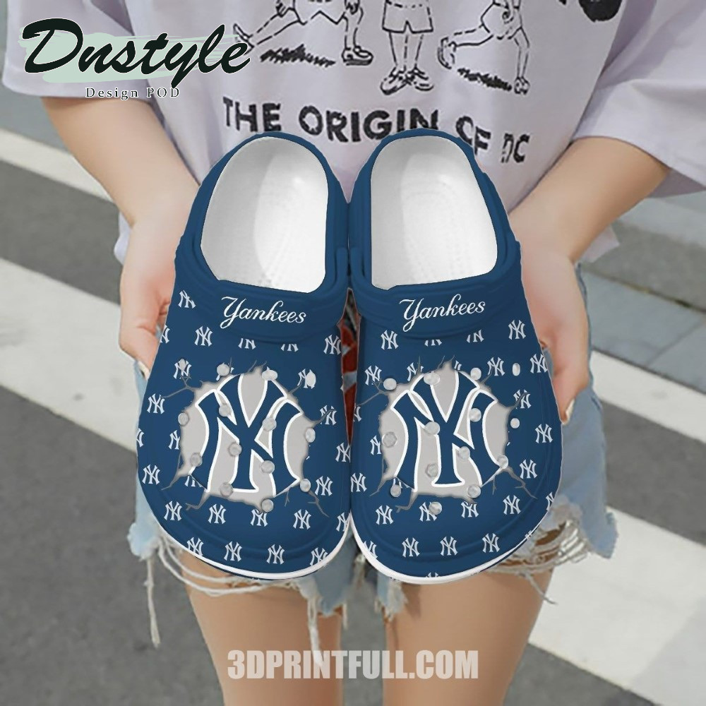 New York Yankees Logo Pattern Crocs Classic Clogs Shoes In Blue & White