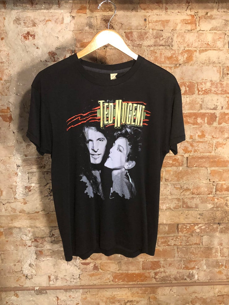 Gratuit Exp Dition 1988 Ted Nugent Little Miss Dangerass World Tour Vintage Rare Point Unique Shirt