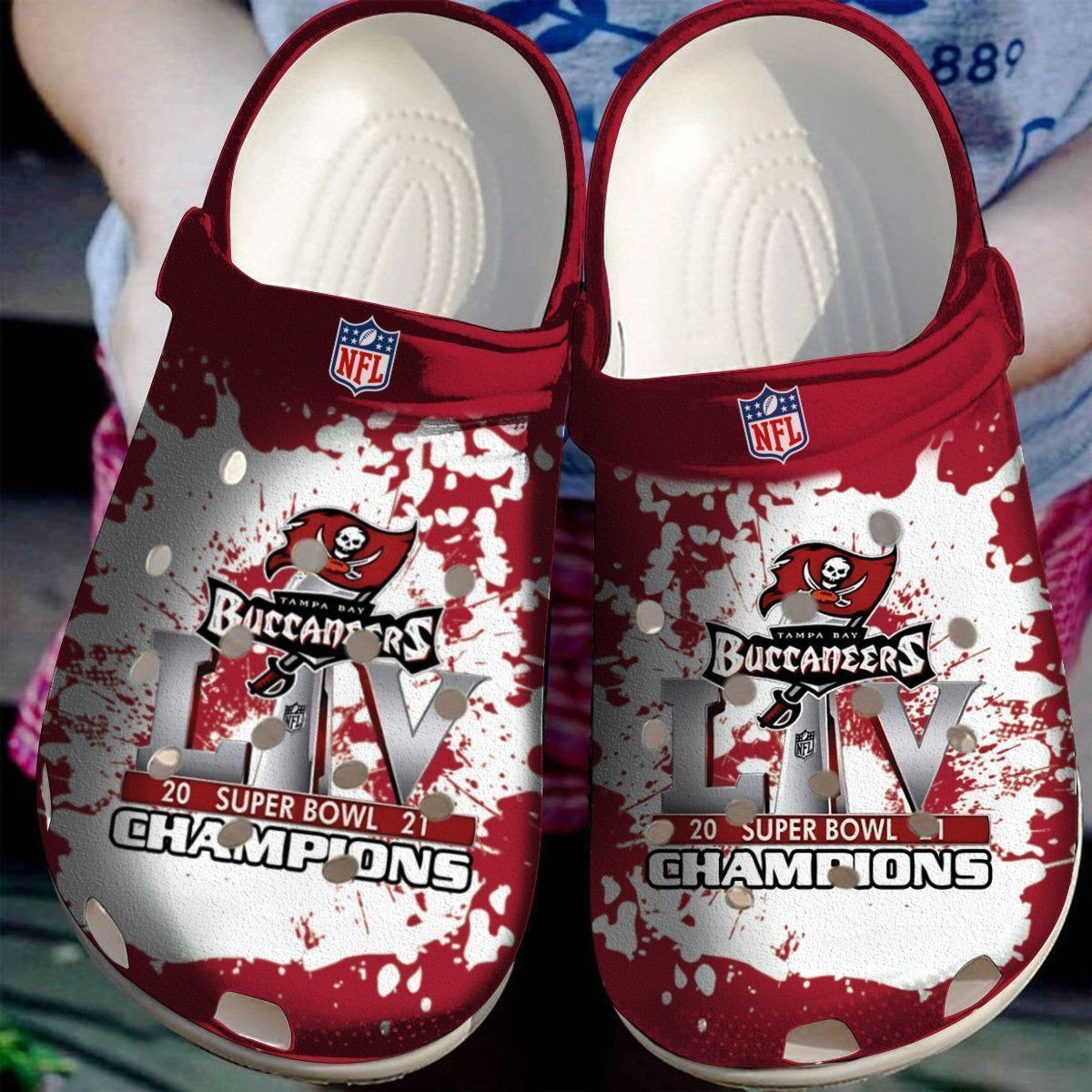 Tampa Bay Buccaneers Logo Pattern Crocs Classic Clogs Shoes In Red & White