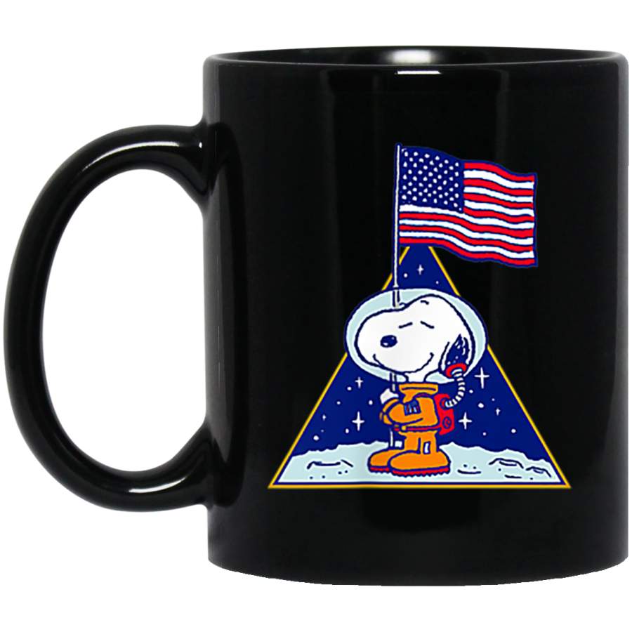 Onlytee - Funny Mug - Peanuts Snoopy Space Traveler Black Mug