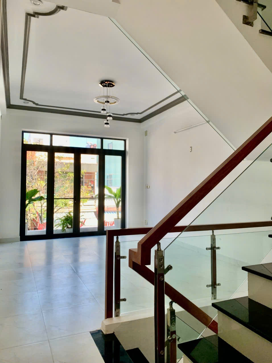 Cho thuê nhà mặt tiền 3 tầng tại quận Hải Châu, giá tốt