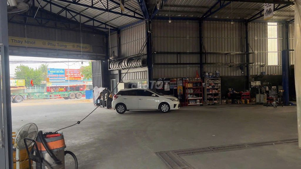 Cho thuê mặt bằng mặt tiền 743B làm showroom, garage, kho