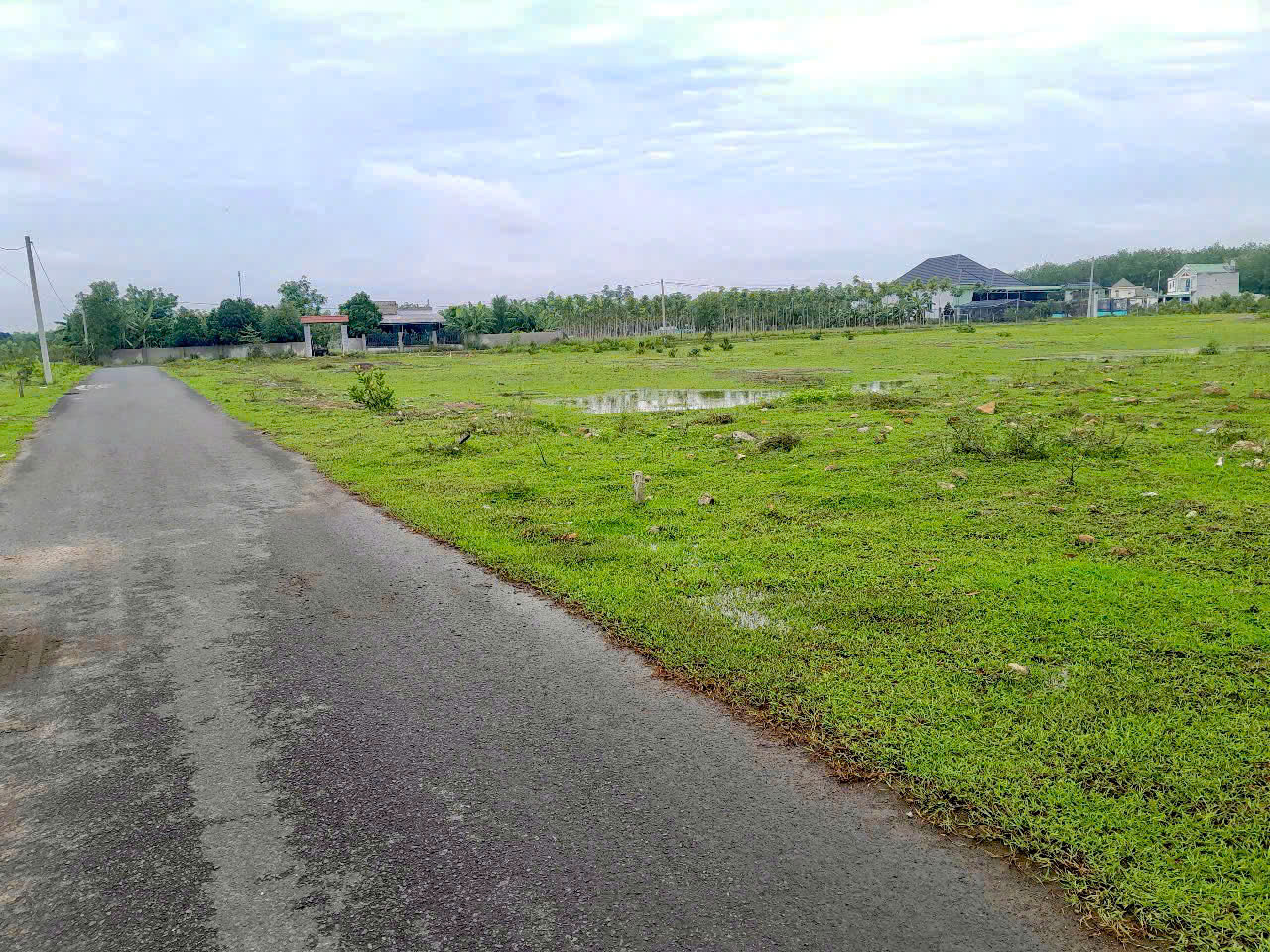 Bán gấp 2028m2 đất thổ cư sổ hồng riêng, mặt tiền đường rộng gần KCN