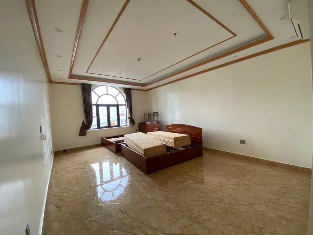 Cho thuê nhà 4.5 tầng có thang máy gần biển Mỹ Khê - Phạm Văn Đồng