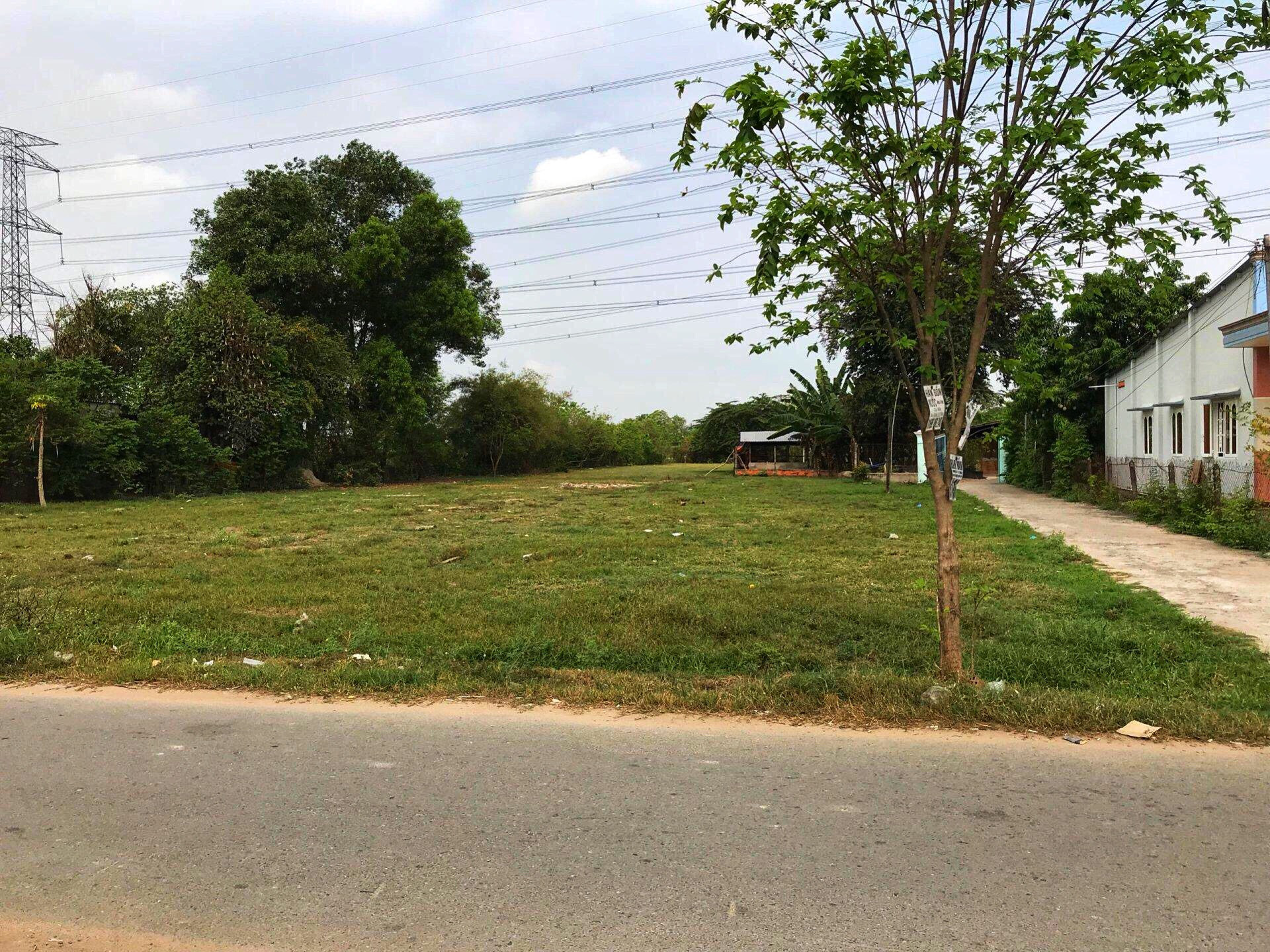 Lô đất góc 1675m² hợp pháp, đường 18m, gần trường học, giá 280 triệu