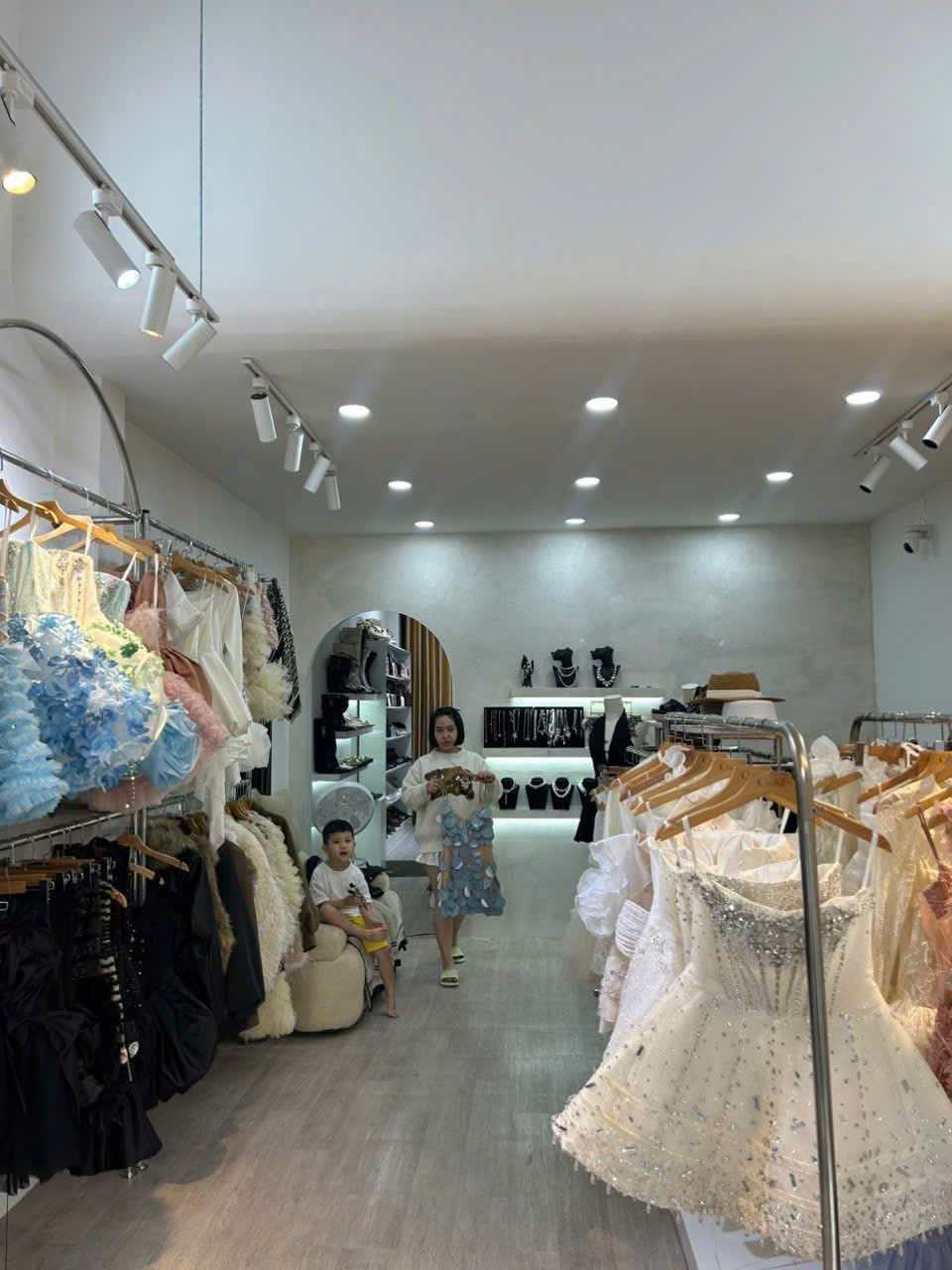 Cho thuê nhà 3 tầng mặt tiền đường Nguyễn Hoàng, Phường Bình Hiên