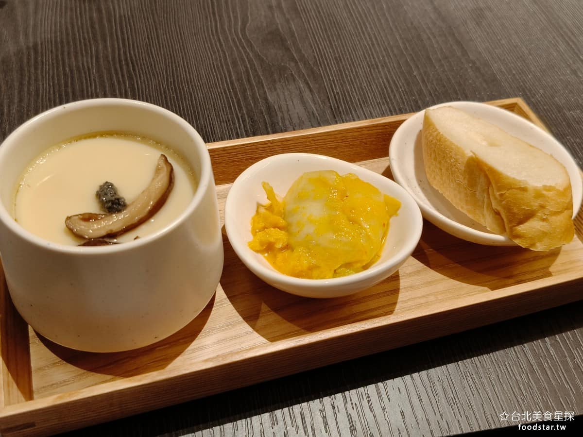 就饗鐵板燒台北長安東店 就饗鐵板燒台北長安東店菜單 就饗鐵板燒台北長安東店推薦 中山區美食 這是套餐的配菜，有一塊麵包、黃金泡菜，還有一份茶碗蒸。三樣吃起來都很不錯。 @台北美食星探