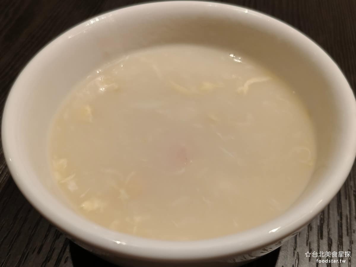就饗鐵板燒台北長安東店 就饗鐵板燒台北長安東店菜單 就饗鐵板燒台北長安東店推薦 中山區美食 玉米濃湯 味道偏中式，濃稠度適中，喝得到玉米粒、火腿和蛋花，撒點黑胡椒會更香，熱度也維持得不錯，不會喝到冷湯。 @台北美食星探