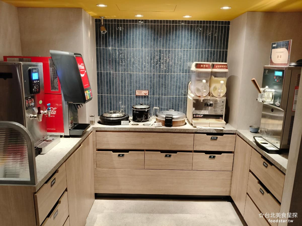 就饗鐵板燒台北長安東店 就饗鐵板燒台北長安東店菜單 就饗鐵板燒台北長安東店推薦 中山區美食 《就饗鐵板燒》最大的特色，就是青菜和白飯，無限量供應，並且只要點任何一份套餐，就能享用「就饗吧」的自助區，包含湯品、飲料，和霜淇淋，都可以無限取用。 @台北美食星探
