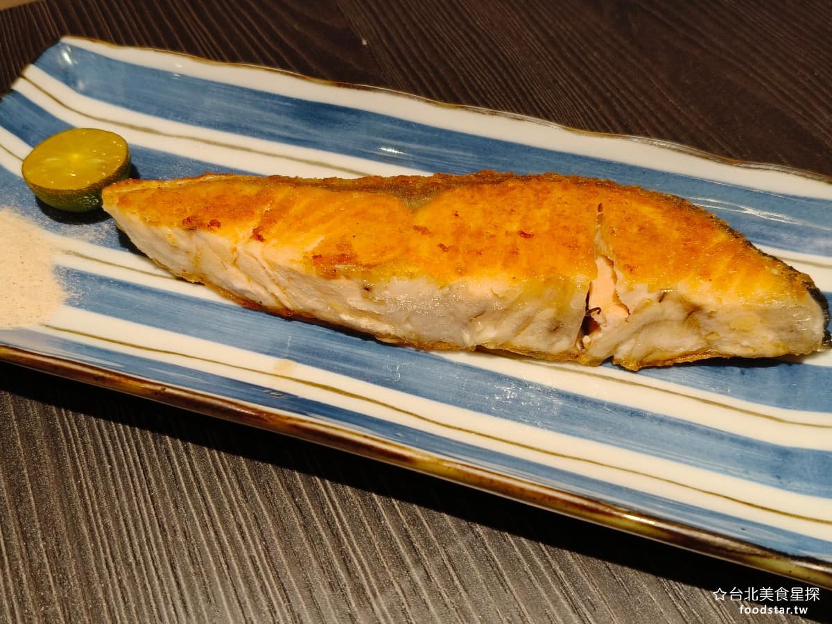 就饗鐵板燒台北長安東店 就饗鐵板燒台北長安東店菜單 就饗鐵板燒台北長安東店推薦 中山區美食 香煎鮭魚套餐 外皮煎得微脆，火候處理得剛好，魚肉不會太鹹，旁邊會搭配胡椒鹽和金桔調味。喜歡吃鮭魚的人，可以點這道。 @台北美食星探