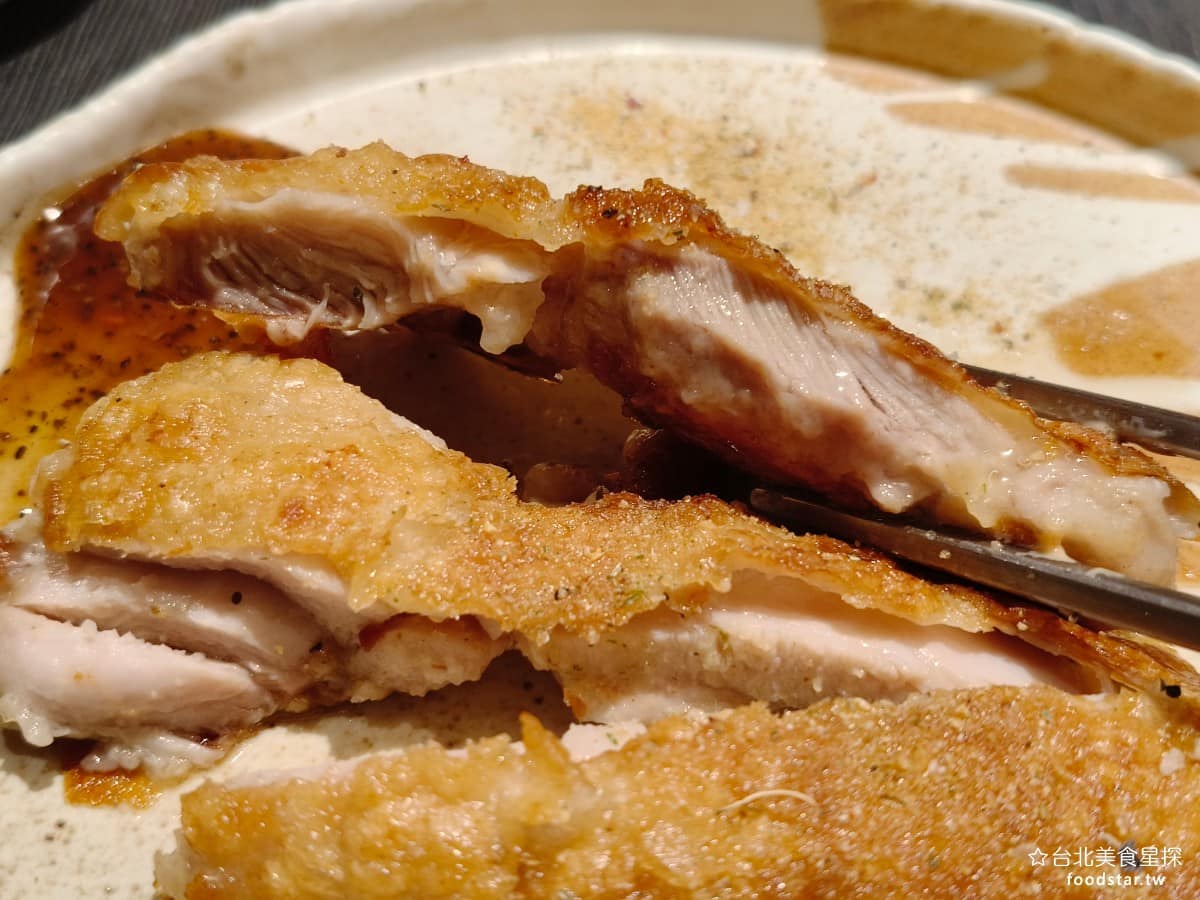 就饗鐵板燒台北長安東店 就饗鐵板燒台北長安東店菜單 就饗鐵板燒台北長安東店推薦 中山區美食 三百多元就能吃到這個等級，算是店內最大的優點，旁邊搭配玫瑰鹽和特製的甜醬。餐點唯一的缺點，就是搭配的醬料太弱了，味道很遜，毫無吸引力。 @台北美食星探