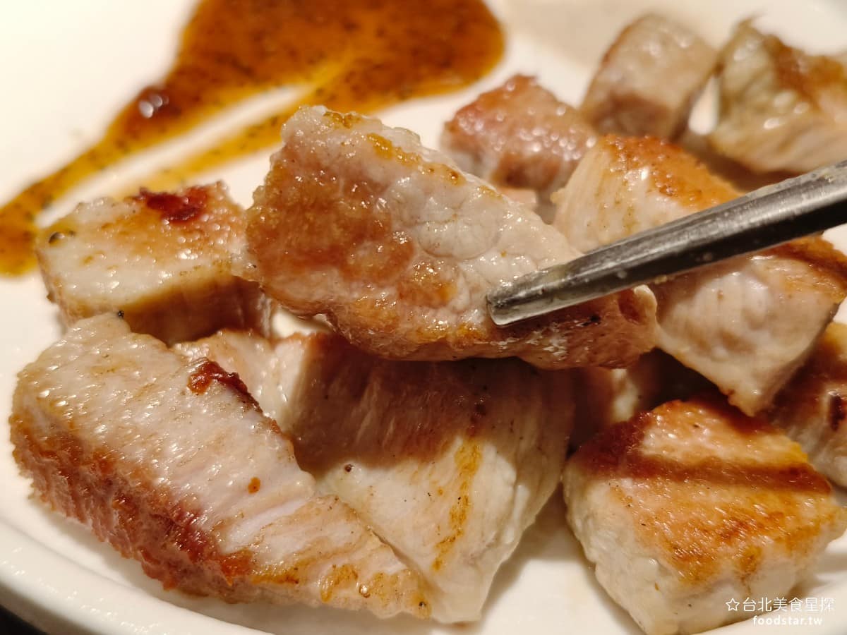就饗鐵板燒台北長安東店 就饗鐵板燒台北長安東店菜單 就饗鐵板燒台北長安東店推薦 中山區美食 趁熱吃味道不錯，缺點是放涼之後，肉質會開始變硬，沒有剛上桌時那麼軟嫩，個人感覺以前的嫩煎豬口感比較好。 @台北美食星探