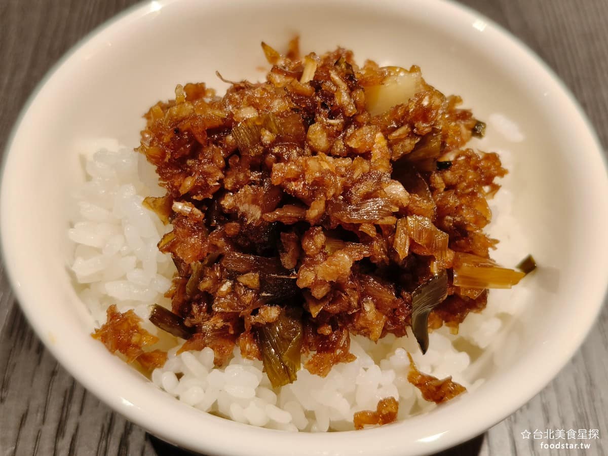 就饗鐵板燒台北長安東店 就饗鐵板燒台北長安東店菜單 就饗鐵板燒台北長安東店推薦 中山區美食 香蔥豬油拌飯 是古早味的做法，吃起來豬油味非常的香，油的品質也還不錯，吃起來不會有很重的豬油臭味，整體調味會蠻鹹的，而且比較油膩，所以拌飯吃，雖然很香，但容易膩口。另外白飯的口感則是太乾，水分不足，放一下就冷了，完全吃不到熱呼呼的米飯，其實是一大敗筆。 @台北美食星探