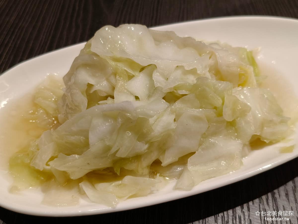 就饗鐵板燒台北長安東店 就饗鐵板燒台北長安東店菜單 就饗鐵板燒台北長安東店推薦 中山區美食 高麗菜的口味非常清淡，沒什麼鹹味，有一點油膩，青菜只有這一道高麗菜，現在不再提供豆芽菜了。有些人覺得很可惜，沒了豆芽菜，或許是為了降低廉價感。 @台北美食星探