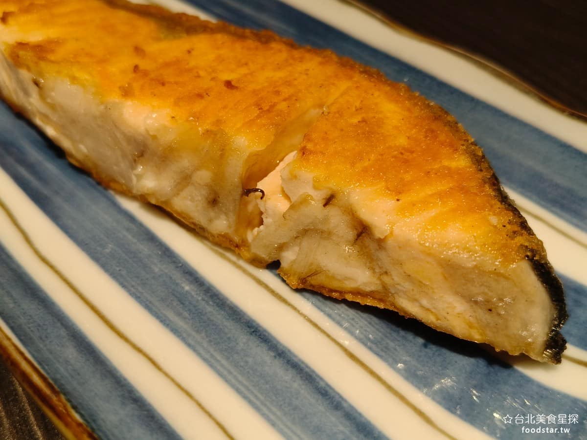 就饗鐵板燒台北長安東店 就饗鐵板燒台北長安東店菜單 就饗鐵板燒台北長安東店推薦 中山區美食 只不過靠近某一邊的部位吃了一口，發現超級鹹，感覺鹽巴沒有下得均勻，也許是某些師傅經驗還不夠。 @台北美食星探