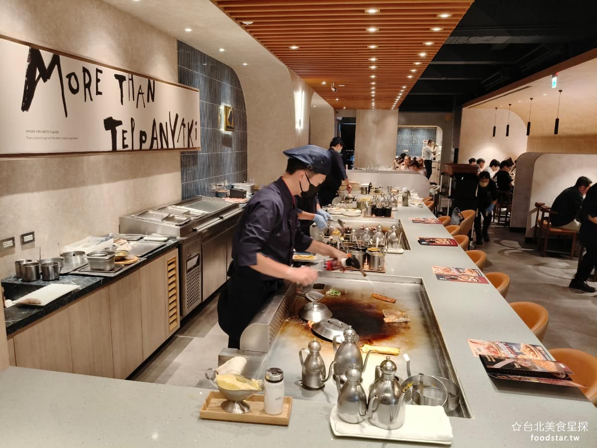 就饗鐵板燒台北長安東店 就饗鐵板燒台北長安東店菜單 就饗鐵板燒台北長安東店推薦 中山區美食 店內主打法人、雙人海陸套餐，每人平均消費大約三百多元就能吃飽，吸引不少上班族、小資族、和家庭客群前來用餐。 @台北美食星探