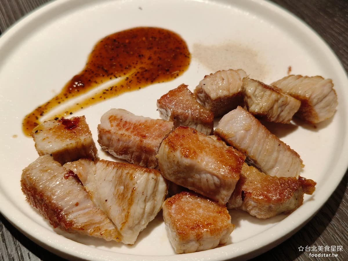 就饗鐵板燒台北長安東店 就饗鐵板燒台北長安東店菜單 就饗鐵板燒台北長安東店推薦 中山區美食 嫩煎雪花豚 這裡的雪花豬肉，不是切片而是切成塊狀去煎，吃起來比一般鐵板燒的豬肉片，更有份量感，也比較有高級感。豬肉塊雖然厚，但肉質偏軟，咬起來不會太費力。 @台北美食星探
