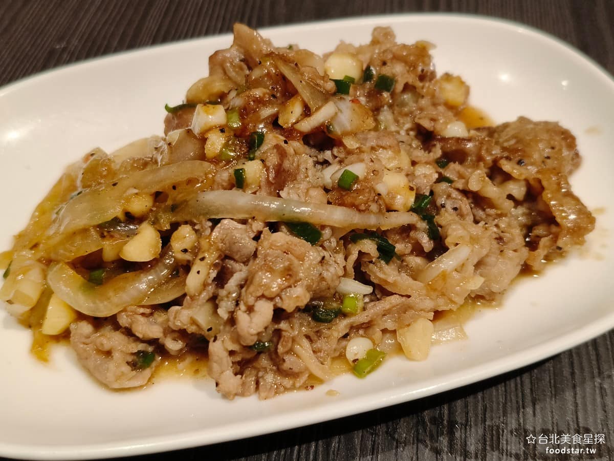 就饗鐵板燒台北長安東店 就饗鐵板燒台北長安東店菜單 就饗鐵板燒台北長安東店推薦 中山區美食 鐵板雪花牛肉片 用的是雪花牛肉片，肉質軟嫩，口感比一般鐵板燒店的牛肉片更有水準，選用油花分布均勻的部位，吸附醬汁後，味道濃郁。拌炒時加了不少胡椒、大蒜和洋蔥。 @台北美食星探