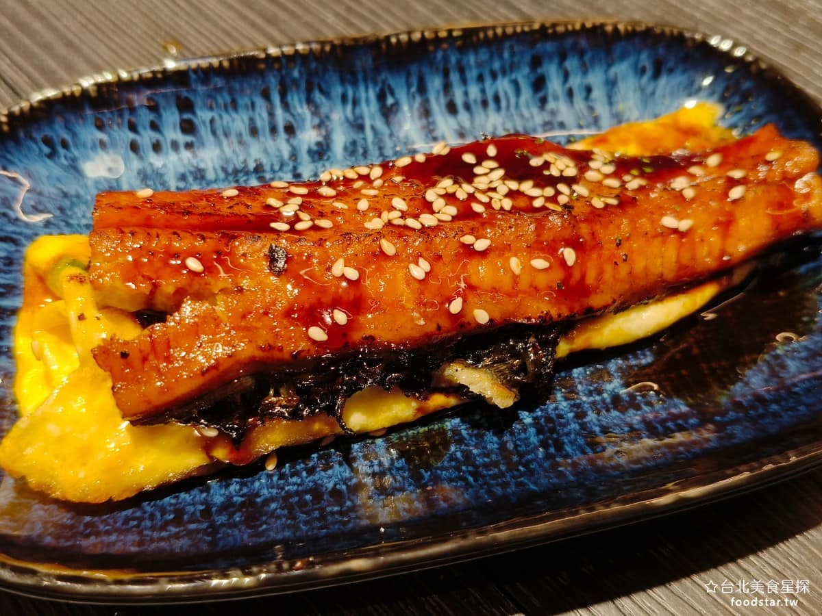 就饗鐵板燒台北長安東店 就饗鐵板燒台北長安東店菜單 就饗鐵板燒台北長安東店推薦 中山區美食 鰻鰻厚蛋燒 店內的特色單點，一份 158 元，鰻魚給得很大一隻，底下還附煎蛋，處理得有水準，醬汁鹹甜入味，煎蛋也很香，CP 值算高，喜歡吃鰻魚的人必點。 @台北美食星探
