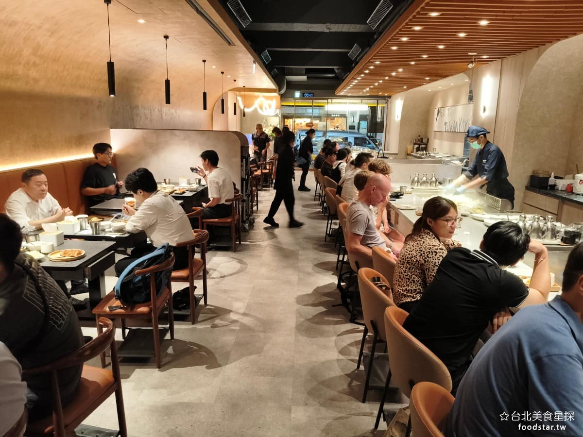 就饗鐵板燒台北長安東店 就饗鐵板燒台北長安東店菜單 就饗鐵板燒台北長安東店推薦 中山區美食 因為受到顧客喜愛，2024 年《就饗鐵板燒》首度跨出台北，在高雄夢時代和高雄富民開設分店，把品牌版圖擴展到南部，品牌擴張的速度非常快。 @台北美食星探