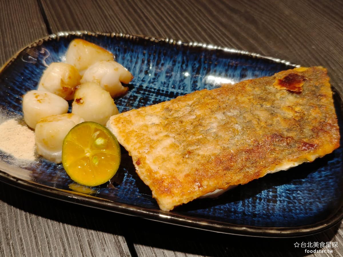 就饗鐵板燒台北長安東店 就饗鐵板燒台北長安東店菜單 就饗鐵板燒台北長安東店推薦 中山區美食 金目鱸魚排+海灣貝 鱸魚的外皮煎得很酥脆，魚肉新鮮、肉質軟嫩多汁，調味不會太鹹，處理得有水準，旁邊搭配的小干貝，口感柔軟吃得到奶油香氣，兩者搭配起來不錯。 @台北美食星探
