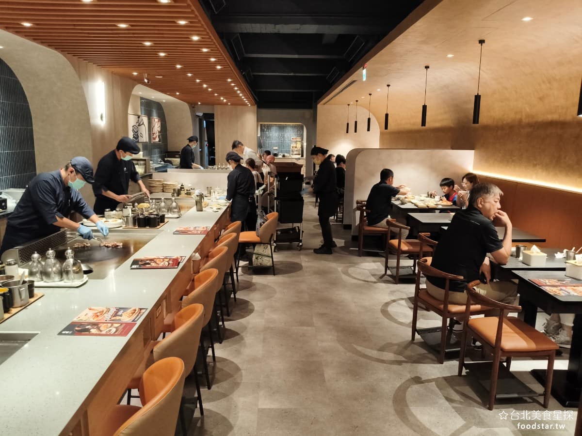 就饗鐵板燒台北長安東店 就饗鐵板燒台北長安東店菜單 就饗鐵板燒台北長安東店推薦 中山區美食 到了 2026 年，長安東店重新裝潢，以「首間概念店」的形式重新開幕。空間改用木質材料、暖色光線和莫蘭迪色系，整體質感提升不少，也加入了乾煎、炙燒等新的烹調方式，菜色也跟著升級，套餐最低 278 元，就能吃到。 @台北美食星探