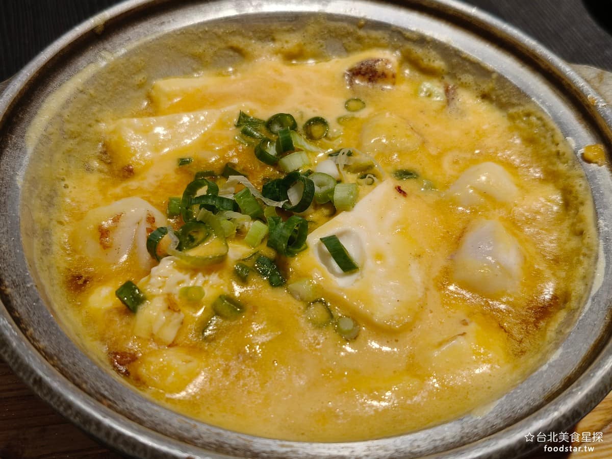 就饗鐵板燒台北長安東店 就饗鐵板燒台北長安東店菜單 就饗鐵板燒台北長安東店推薦 中山區美食 金沙海鮮豆腐煲 裡面滿滿都是豆腐、干貝和鹹蛋黃，豆腐表面煎得焦香，搭配濃郁的鹹蛋黃醬汁，非常順口。整體口味偏鹹，比較適合多人共點一份，配飯吃可以讓整桌人多一種口味。 @台北美食星探