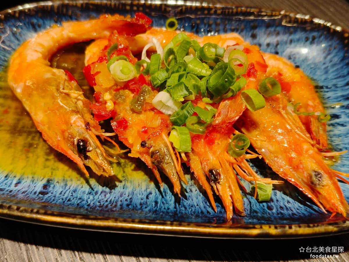 就饗鐵板燒台北長安東店 就饗鐵板燒台北長安東店菜單 就饗鐵板燒台北長安東店推薦 中山區美食 泰潑辣蝦 這是使用王品會員APP 點數兌換的餐點，帶一點微辣，料理過程加了不少蒜，蒜味偏重。缺點是表面煎得有點乾，蝦子外皮吃起來偏硬。 @台北美食星探