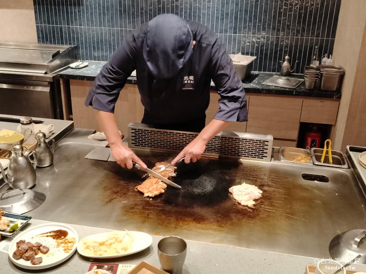 就饗鐵板燒台北長安東店 就饗鐵板燒台北長安東店菜單 就饗鐵板燒台北長安東店推薦 中山區美食 《就饗鐵板燒 台北長安東店》店內格局屬於長條形，一側是靠近鐵板區的座位，可以近距離看師傅在鐵板上料理食材，另一側則是沙發區，較適合多人一起用餐、方便共享餐點，兩種座位都可以自己選擇。 @台北美食星探