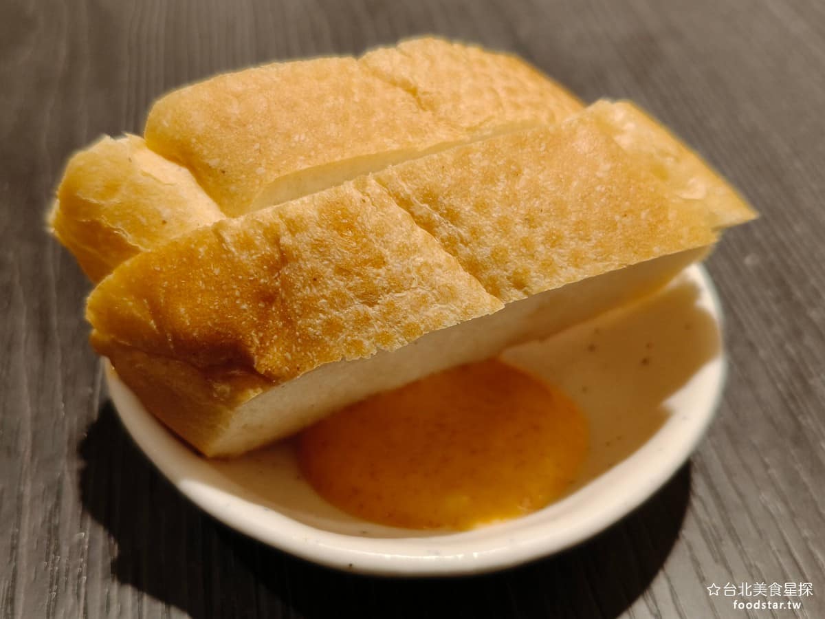 就饗鐵板燒台北長安東店 就饗鐵板燒台北長安東店菜單 就饗鐵板燒台北長安東店推薦 中山區美食 麵包2片含醬料 每一份套餐裡面都會附麵包，搭配的是明太子醬，基本上就是從夏慕尼直接搬過來的做法。感覺王品的目標，就是將夏慕尼的餐點普及到更平價的餐廳。 @台北美食星探