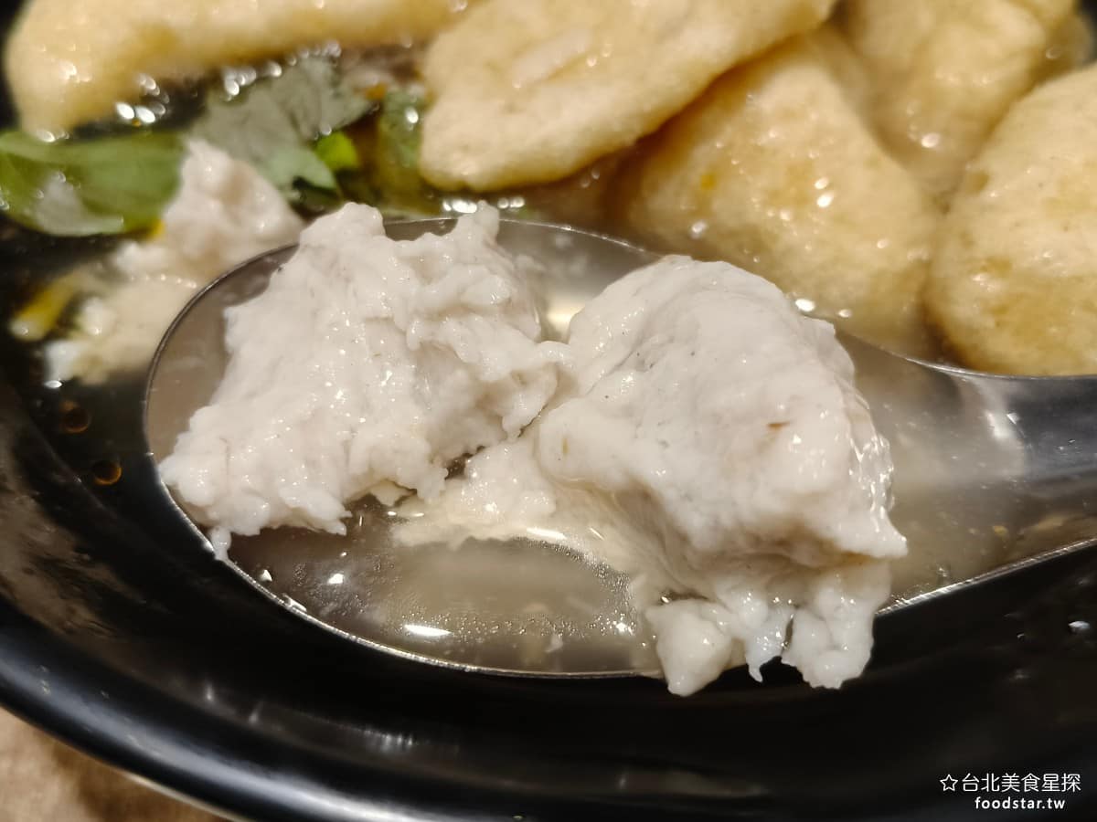 企鵝文肉羹店 企鵝文肉羹店菜單 企鵝文肉羹店推薦 大同區美食 大同美食 雙連美食 台灣小吃 肉羹 招牌肉羹用豬肉裹魚漿做的,塊頭大又扎實,咬下去先是魚漿的滑嫩,接著是豬肉的鮮甜。越嚼越有味道,湯頭勾芡不厚,喝起來清甜,帶一點微微的酸味和胡椒香。肉羹的調味偏重,吃起來不算特別的軟,而且黑胡椒味也非常的明顯,屬於重口味的肉羹。 @台北美食星探