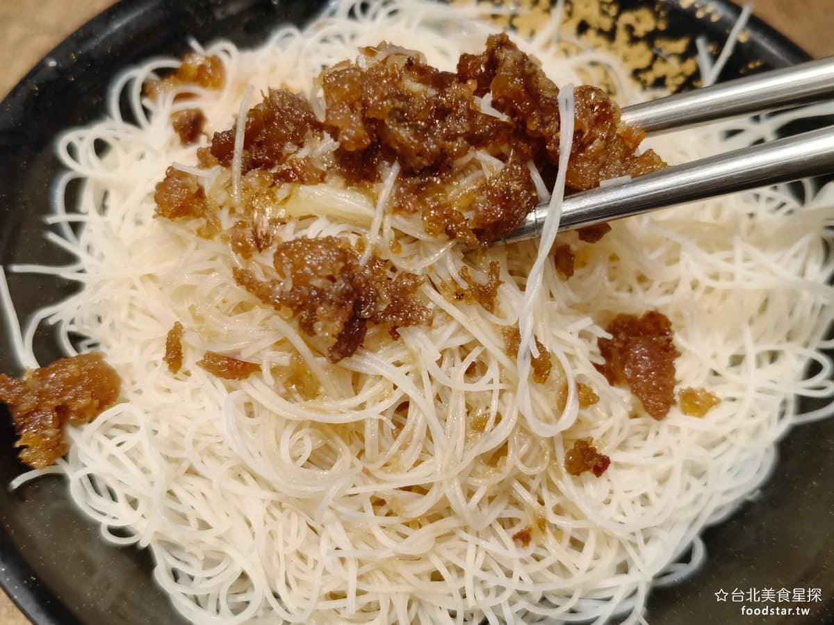 企鵝文肉羹店 企鵝文肉羹店菜單 企鵝文肉羹店推薦 大同區美食 大同美食 雙連美食 台灣小吃 肉羹 終於知道這間店生意好的原因了,就是這個油蔥酥,店家自製的,每一口都很入味,配哪種麵都很好吃。 @台北美食星探